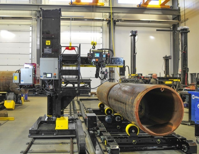 Automated MIG column and boom welding manipulator with vessel rotators